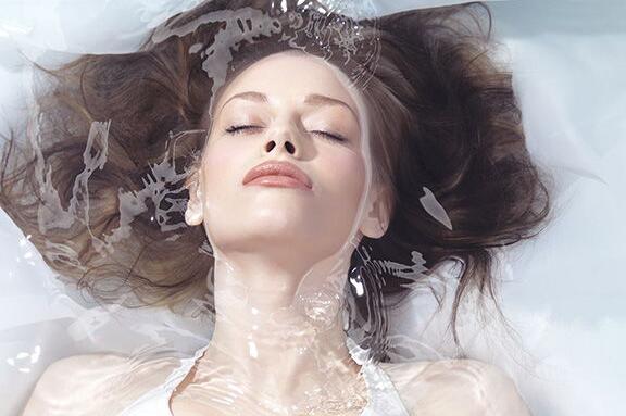 秋风吹干了脸咋整？此时该如何给肌肤补水呢?