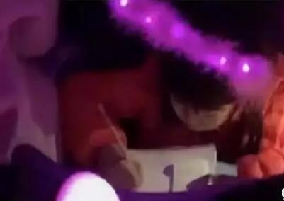 周杰伦演唱会现场 这个小学生太秀了……