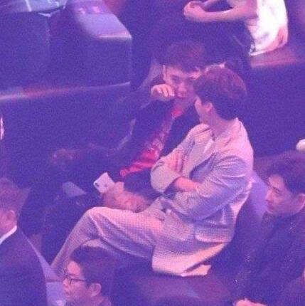 霸道总裁被调戏 李易峰一脸宠溺捏王思聪的脸