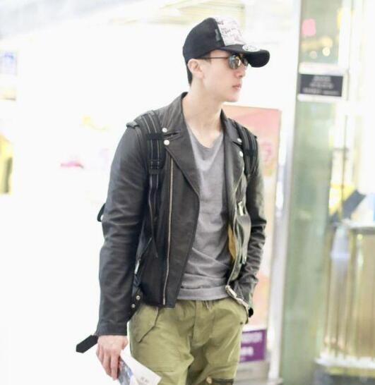 40岁吴尊机场一身皮夹克搭配超酷劲，近看皮肤确实真的好