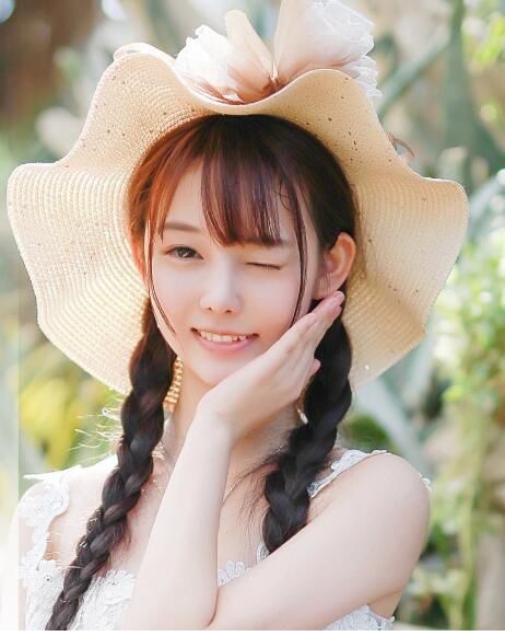 女友的短裙被撩起 那里早就被摸得泛滥成灾 短乱俗小说500篇