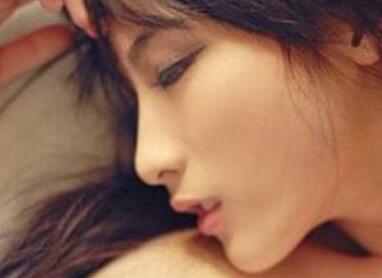 肉文_按摩师傅给我按摩下面，按摩按着按着就进入了