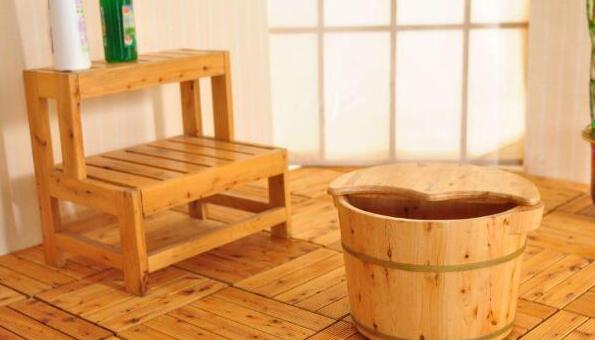 用热水泡泡脚，既解乏，又利于睡眠 冬天泡脚的最佳时间