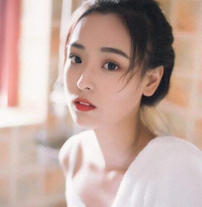 性感少妇 被我强按在桌扒开双腿舔到幽谷流出水