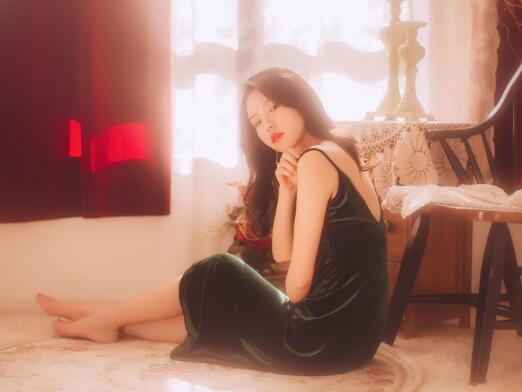 舌尖在细缝中滑来滑 舌尖扫过细缝深入