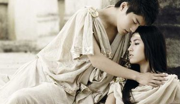 师年轻女老完整版 师父主动抱住女徒弟 直接低头吻了下去