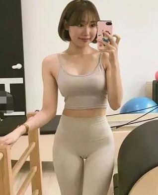 一把抓住了我女友纤细的瘦腰 用力地顶向了女友|扶着腰坐好深不要