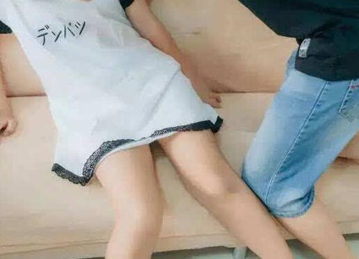 老师快点啊我等不及了，啊疼你的太大了慢一点