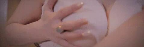 坐下去自己动好深，刚进入的紧致热的他闷哼，宝贝看着我是怎么要你的