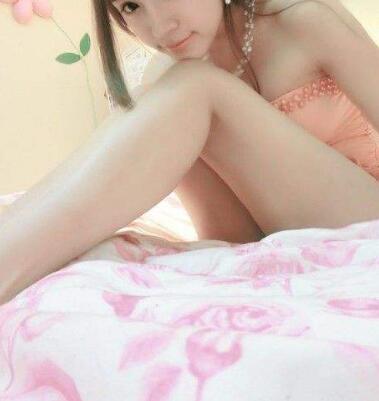 一只手探进裙摆，裙摆很快就被他推了上去，宝贝别怕自己慢慢坐下来