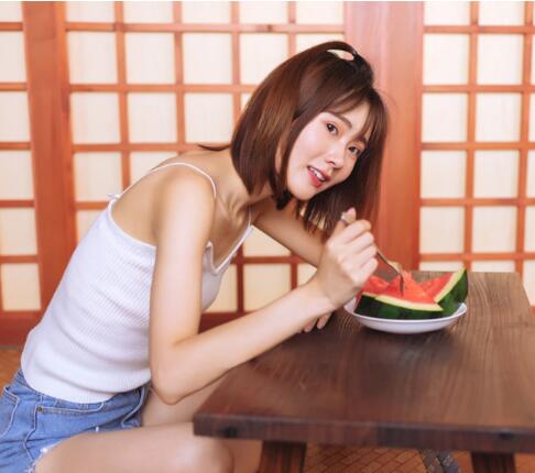 宝贝把腿抬高我要吃 不可以啊深了 男朋友让把腿张的开点