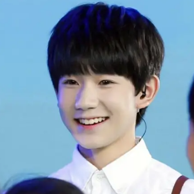 王源认错道歉回应抽烟一事 表示是在镜头前展示真实的自己