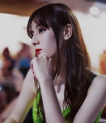 到国外的迪丽热巴有多开放 看到她领口的高度