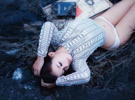 我被两个男人玩到早上 好硬蹭的我下面好多水