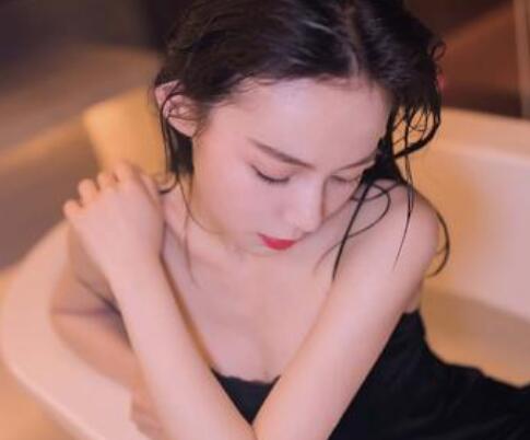 喂饱你这小妖精真紧爽 小川在客厅猛烈的要我