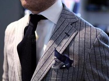 王爷隔着布料捏揉肿胀_感受着粗糙的大手，放在了自己胸口