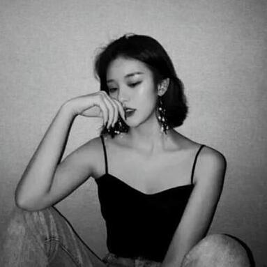 身无寸缕的柳如烟 三根手三根手指摩擦花核 扭动着自己的身躯