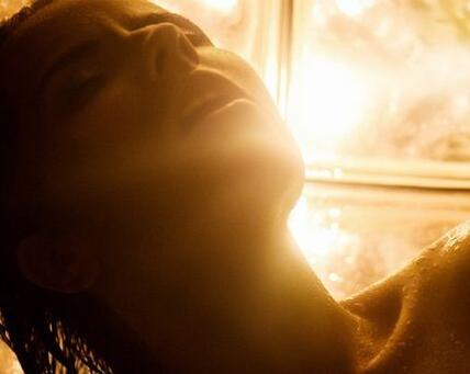 他忘情地吮吸着花瓣，宝贝你那好多水我还要喝