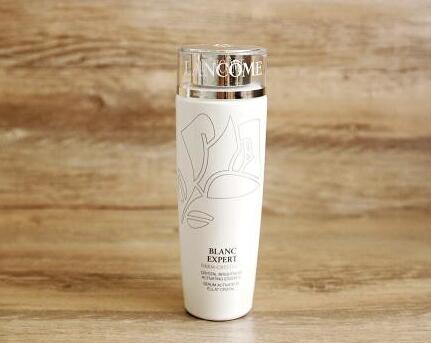 精华水和爽肤水的区别是什么 精华水和爽肤水哪个更好用