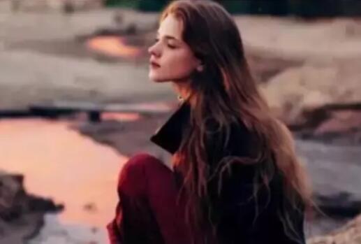 男人趴在美女身上亲胸，女人腿抬得高洞就大