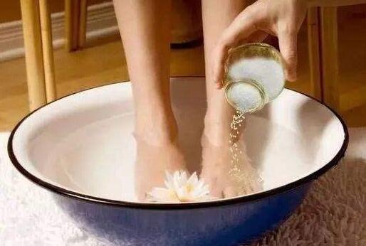 盐水泡脚能治脚气吗 盐水泡脚有什么好处
