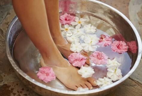 冬天泡脚用什么材料好 冬天泡脚的好处