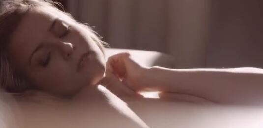 他昨晚弄了三四次还想要，宝贝我有点大你忍一下