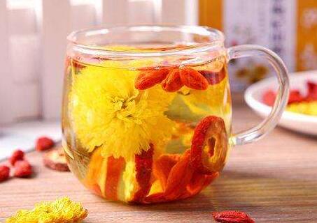 山楂和菊花泡水喝有什么功效 山楂不能和什么一起吃