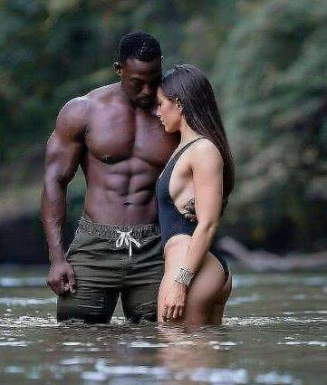 在游泳馆和教练做，教练让我坐他身上运动，在游泳池里进入