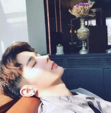 张开双腿，将臀部翘起 翁熄性放纵宝刀未老