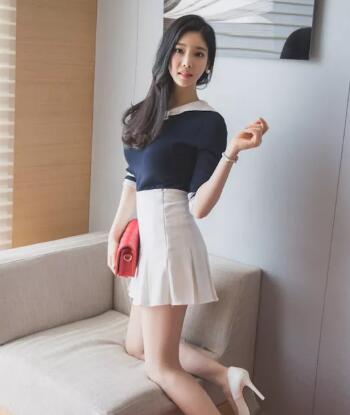 玩两个少妇女邻居 他的肿胀还留在她的体内