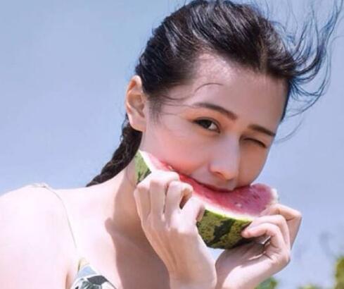 她低头看两人的结合处|卫生间最长最激烈戏