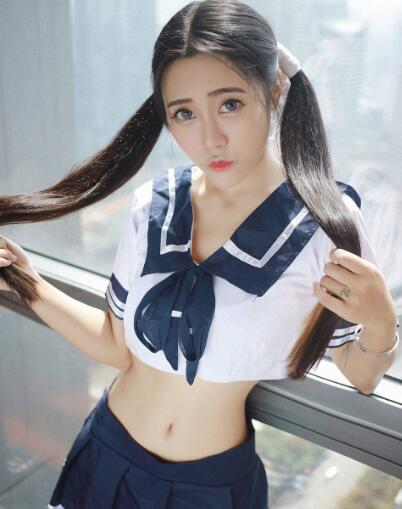 丫头顶得你舒不舒服，在车上被硬硬的东西顶着