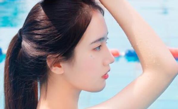 两个人一前一后一进一出着*花核又涨又酸快尿了