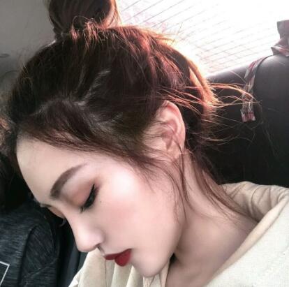 趴在墙上把腿张开求饶h 两根硕大挺进她的身体妖精