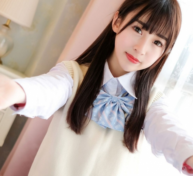 公交车上人多后面进入 和两个男人一起做好爽