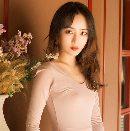 她迎合他的冲撞 小姨子的两团雪乳快速晃动