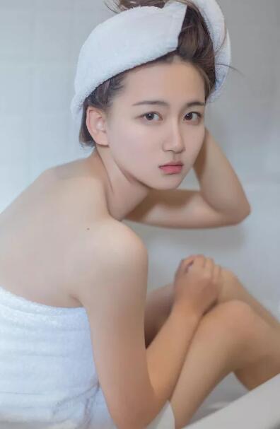 女友被老伯灌浆 把校花的长腿扛到肩上 啊再快一点好大