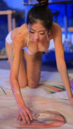 美女胸部一点遮挡都没有的美女大奶 年轻女员工在办公室里对我丝袜诱惑