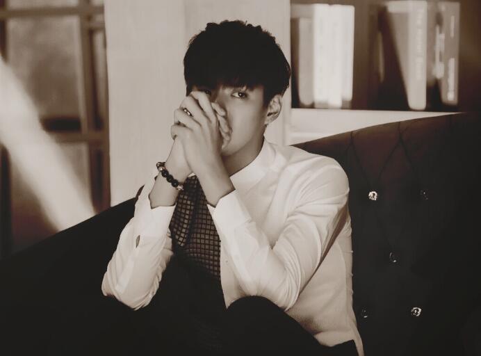 用手掌磨蹭着女友的丰臀 在摩托颠簸中进入 惩罚往受的菊花塞生姜