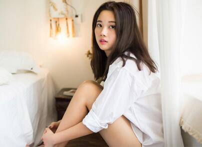 口述男友吸奶感觉 腿张开给男朋友舔 啊~舔我奶头