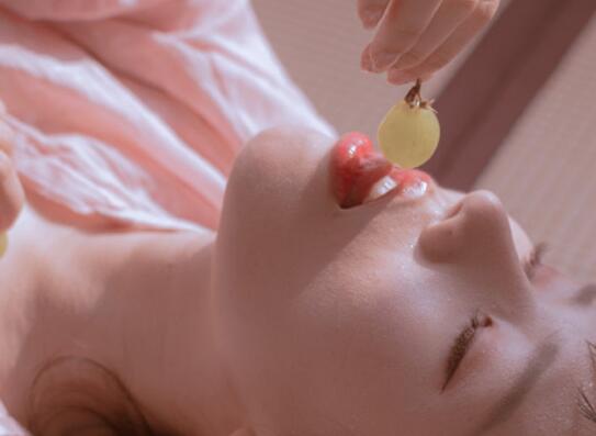 抱着边走边律动颤栗快抱走|绝品老板大根施瑞芝