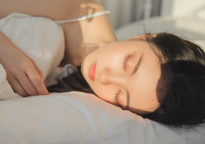 怎么用夹男朋友 接吻时勾住男朋友脖子 舌尖轻刷花蕊