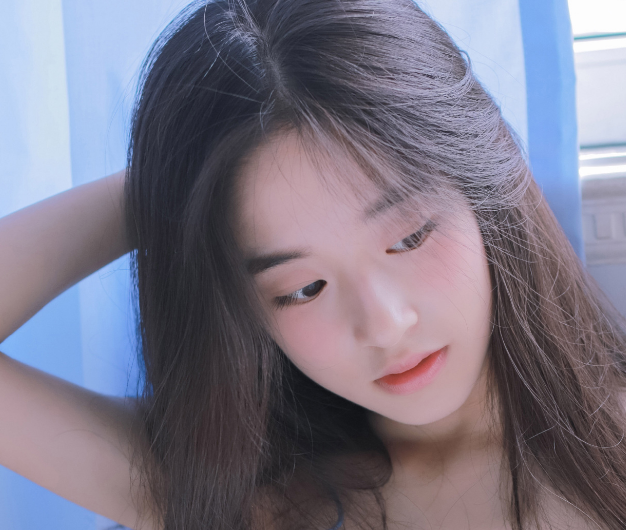 沉腰将他的灼热推入 体内 宝贝别紧张，叔叔不会弄痛你的。