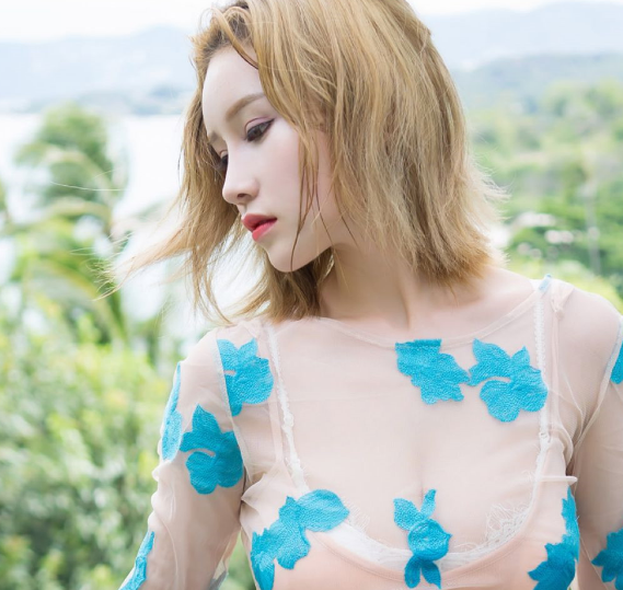 巨乳姐姐原来是暴露狂 室内脱光只拿浴巾遮臀