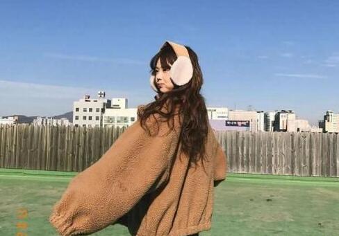 18岁表妹装睡我摸她 房间脱了小表妹的小内内