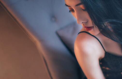 口述男友吸奶感觉 腿张开给男朋友舔 啊~舔我奶头