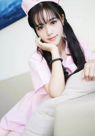 上一下楼梯就故意顶一下 他抬起她两腿边走边顶