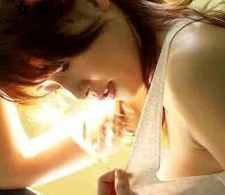 她的紧致让他发疯，覆上他的炙热闷哼，啊好硬啊快停下