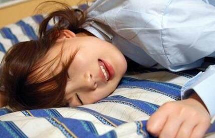 醉酒女生男生发生亲热，宝贝自己坐下来收紧点 别流出来